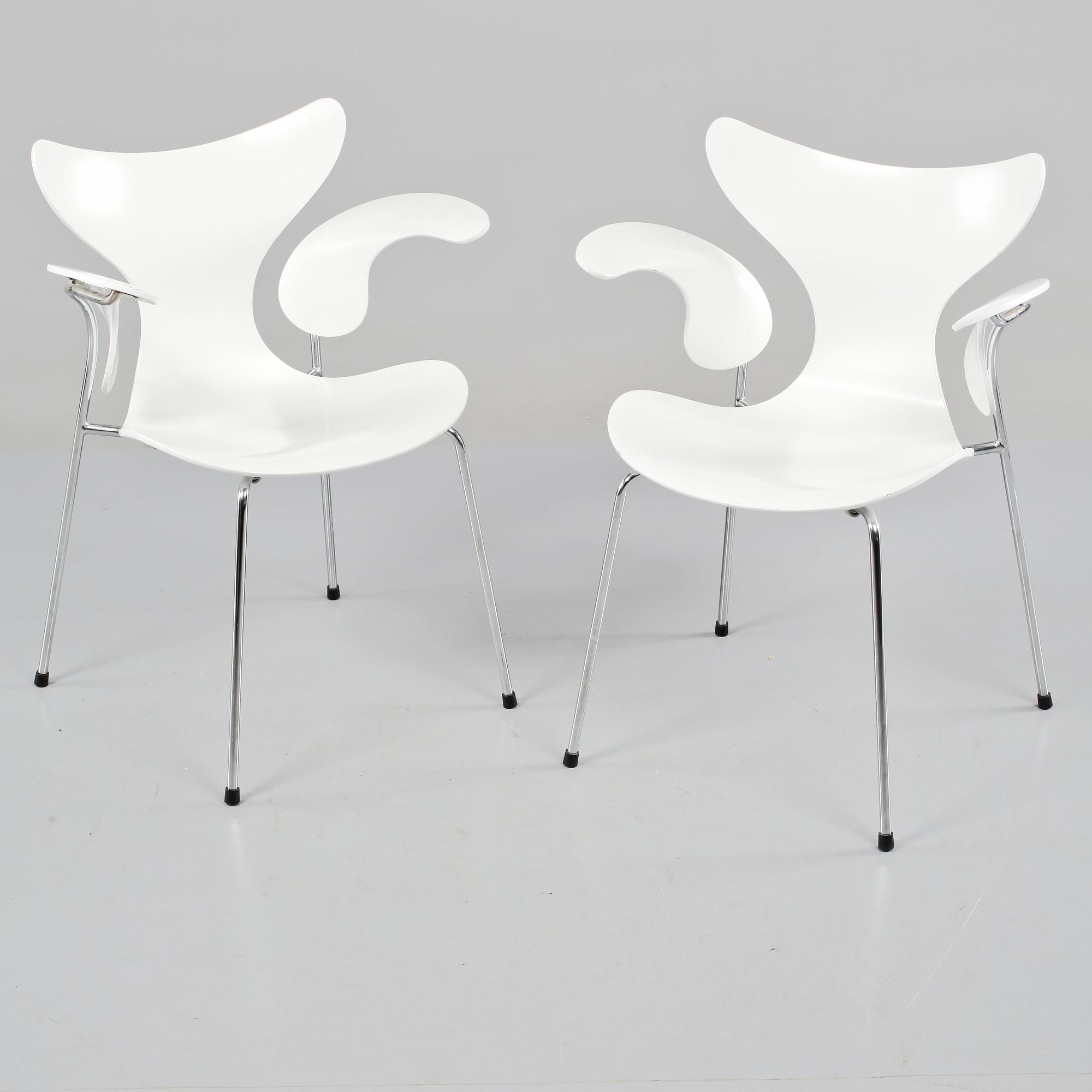 KARMSTOLAR, ett par, "Måsen", Arne Jacobsen, Fritz Hansen, formgivna formgivna 1969/70.