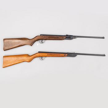 A Diana mod. 22 and a Tell mod 33 airguns.