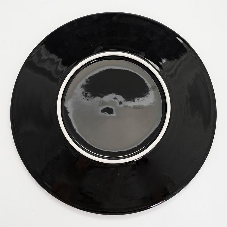 Fujiwo Ishimoto, Two porcelain dishes, Arabia 1990s.