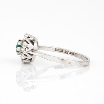 RING, 18K vitguld med smaragd ca 0.21 ct och briljantslipade diamanter totalt ca 0.28 ct. Uppsala 1969. Totalvikt 3,34 g.