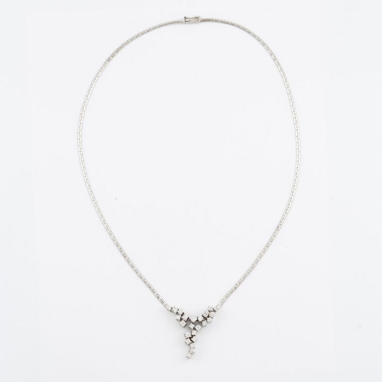 Necklace, 18K white gold with brilliant-cut diamonds.