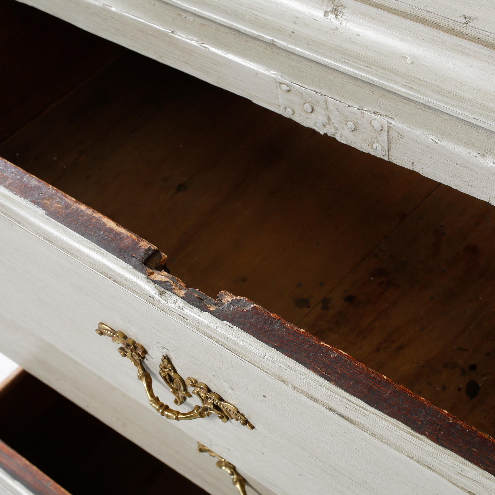 VITRINSKÅP, delvis rokoko, 1700-tal.