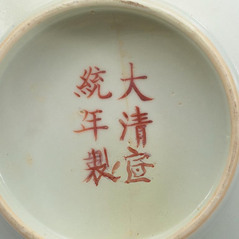 SKÅLAR, ett par, porslin. Sen Qingdynastin, med Xuantongs märke och period (1909-11).
