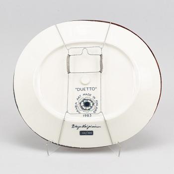 A ceramic plate, 'Duetto', by Birger Kaipiainen, Arabia Art 1983. Signed and numbered 139/300.