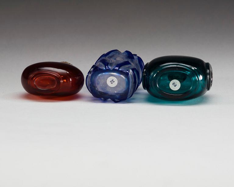 A set of three glass snuff bottles, Qing dynasty.