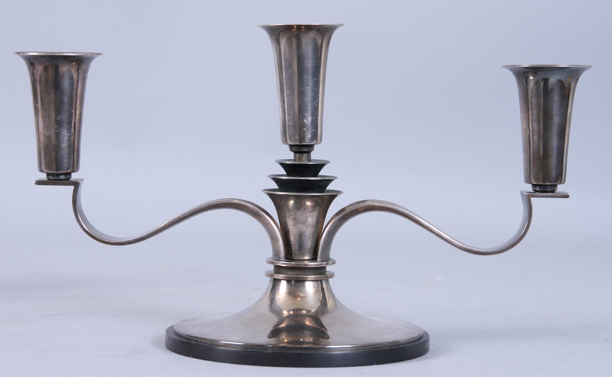 KANDELABRAR, ett par samt BORDSLAMPA, vitmetall, delvis Danmark, 1900-tal.