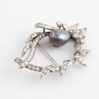 WA Bolin brosch platina med en pärla och runda briljantslipade diamanter.