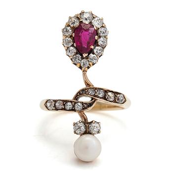 Sormus, 14K kultaa, vanhahiontaisia timantteja yht n. 0.78 ct, viljelty helmi sekä synt. rubiini.