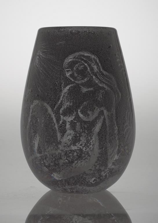 A Nils Landberg glass vase, Orrefors 1944.