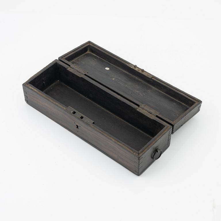 Ask med lock, koranställ samt brevhållare, trä. Indonesien, Jakarta, 1900-tal.