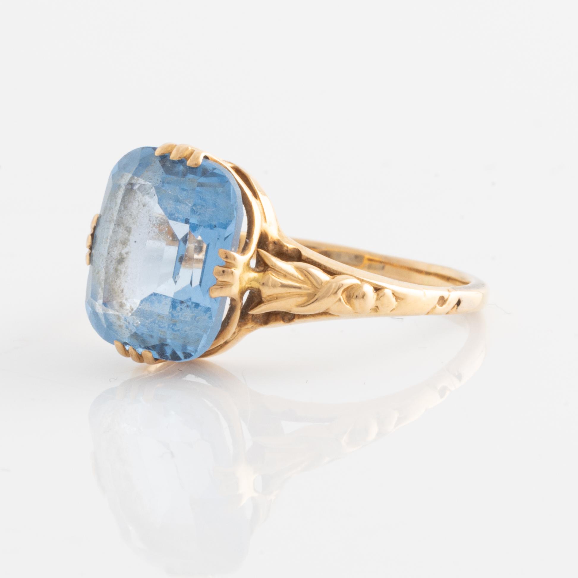 Ring, 18K gold with synthetic blue spinel.