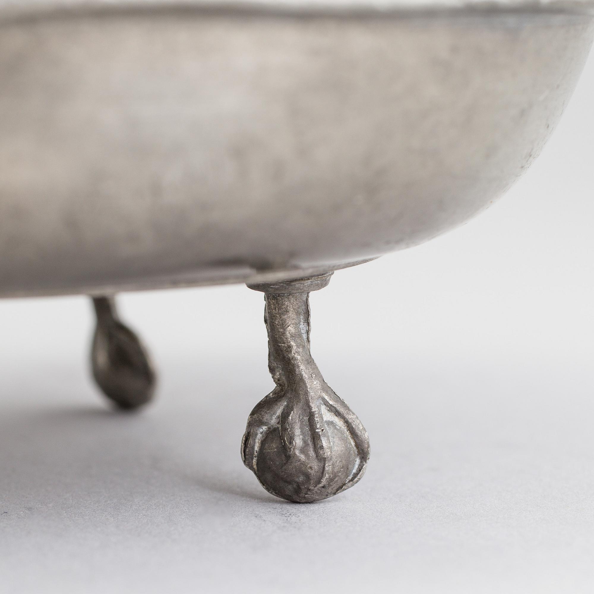 AN EMPIRE PEWTER DISH, first half of the 19th century.