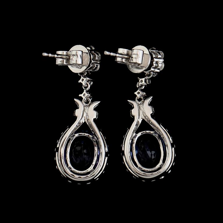 ÖRHÄNGEN, 1 par, 18K vitguld, tanzaniter tot ca 2.91 ct, briljantslipade diamanter tot ca 0.75 ct. Vikt ca 5 g.