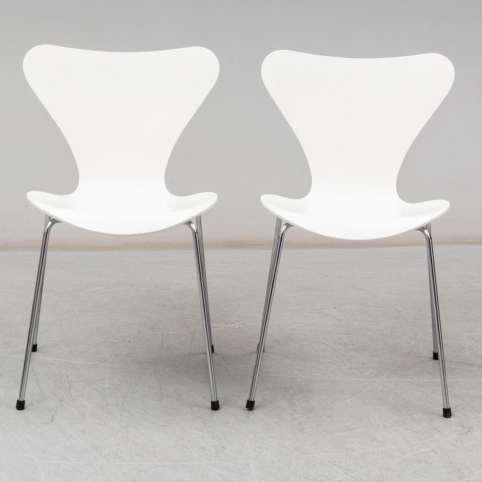 ARNE JACOBSEN, stolar, ett par, "Sjuan", Fritz Hansen, 2001.