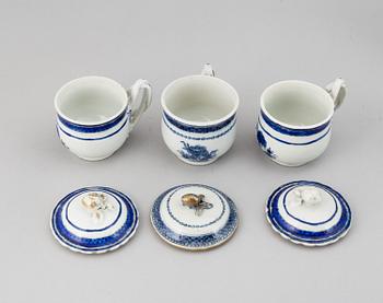 A set of 11 custardcups with cover and a tray, Qing dynasty, Jiaqing (1796-1820).