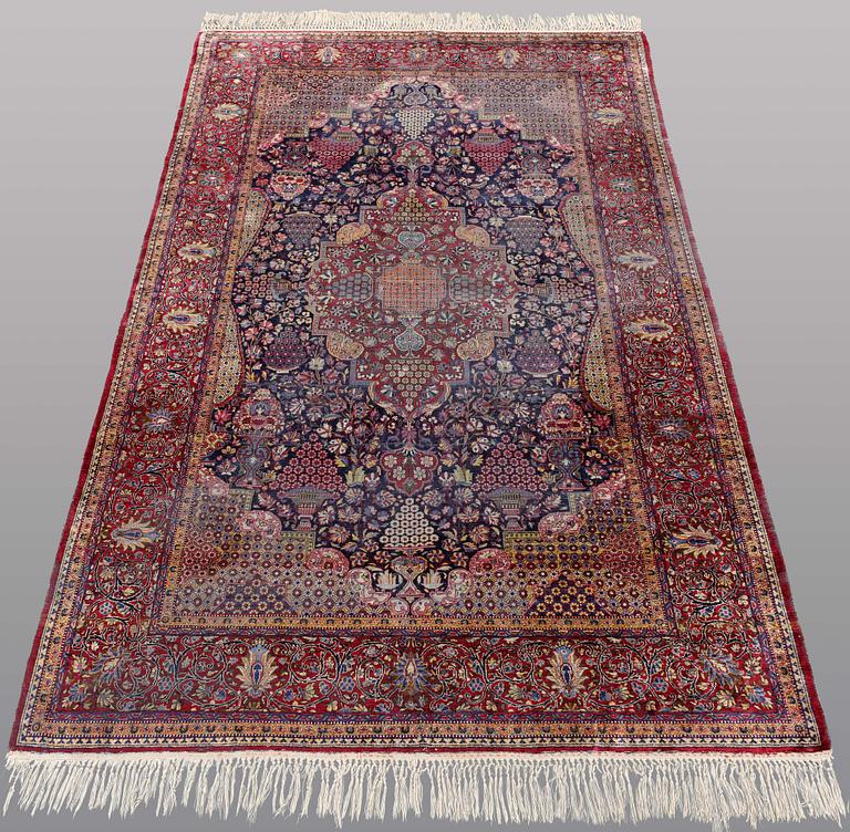 A rug, semi-antik Silke Keshan, ca 210 x 128 cm.