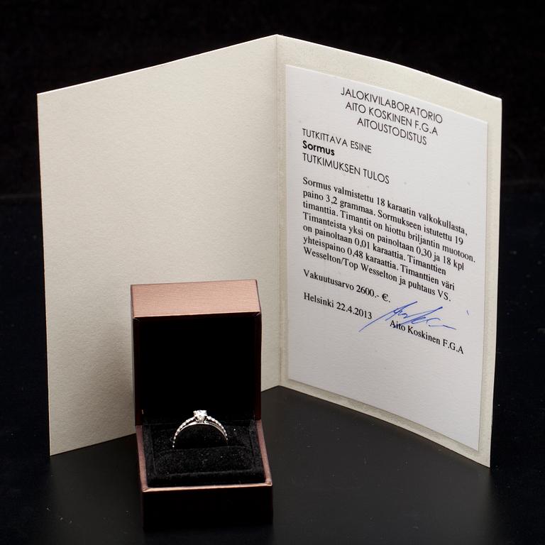 RING, vitguld 18K, mittsten 0,30 ct, sidostenar tot. 0,48 ct. Vikt 3,2 g. Intyg.