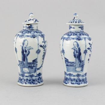 A group of blue and white chinese and japanese porcelain, 18th/19th Century. (7 pieces).