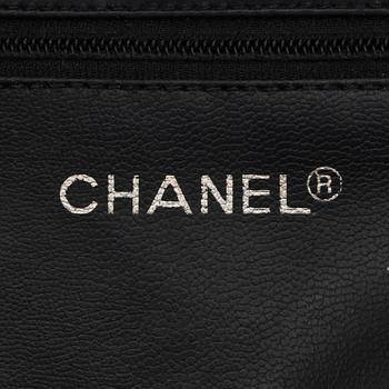 CHANEL, a black quilted leather shoulder bag.