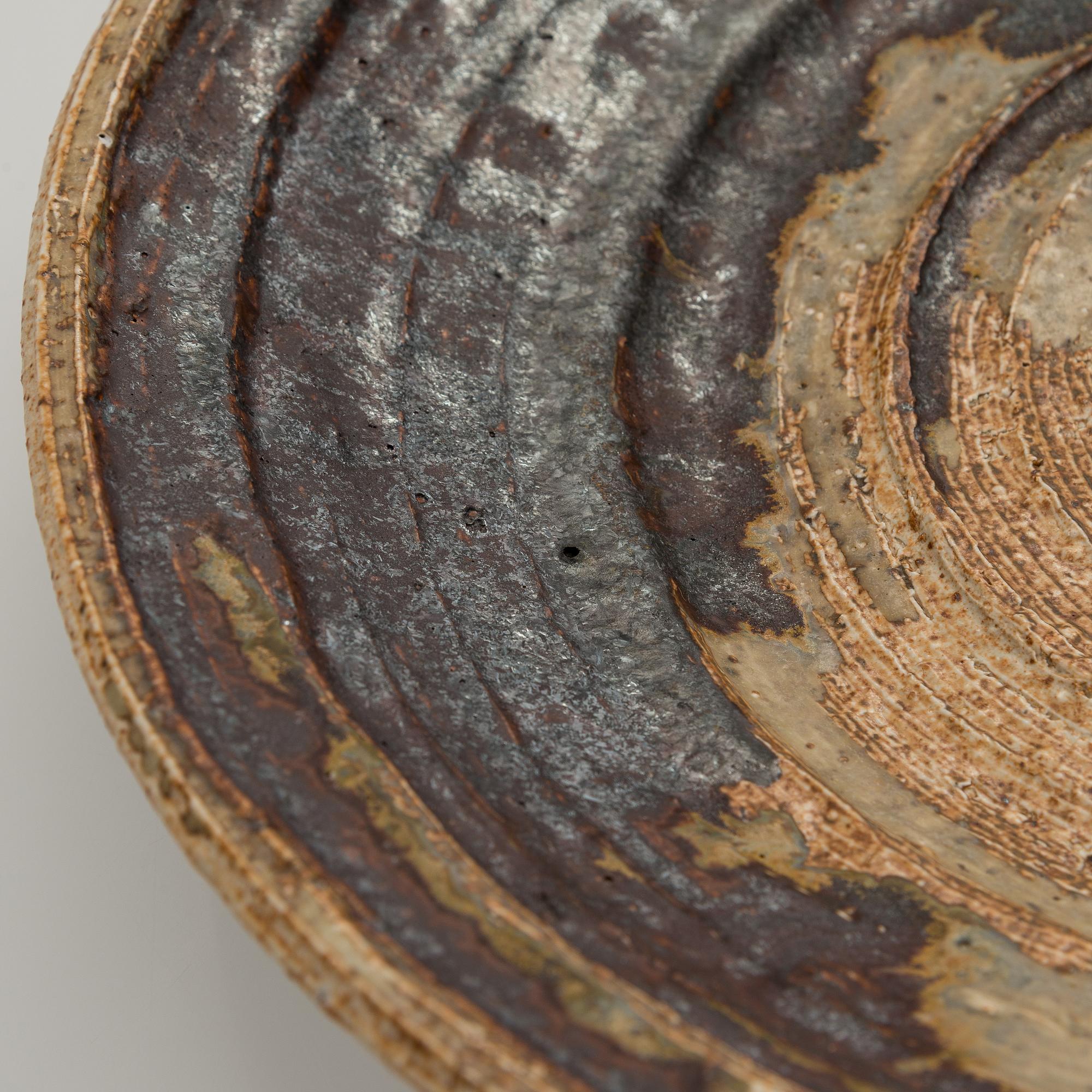 Annikki Hovisaari, skålfat, chamotterat stengods, signerad AH Arabia.