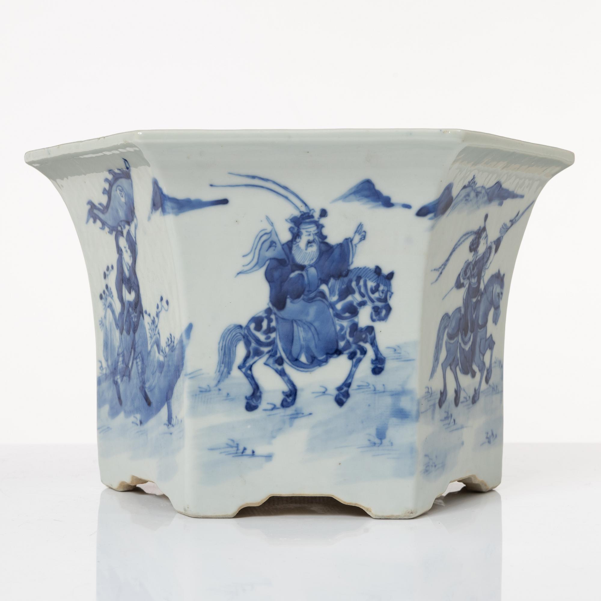 A Chinese blue and white porcelain flower pot, Qing dynasty, 19th century.