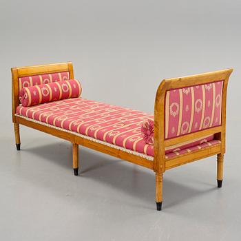 SOFFA/SCHÄSLONG, empire, omkring 1800-talets andra kvartal.