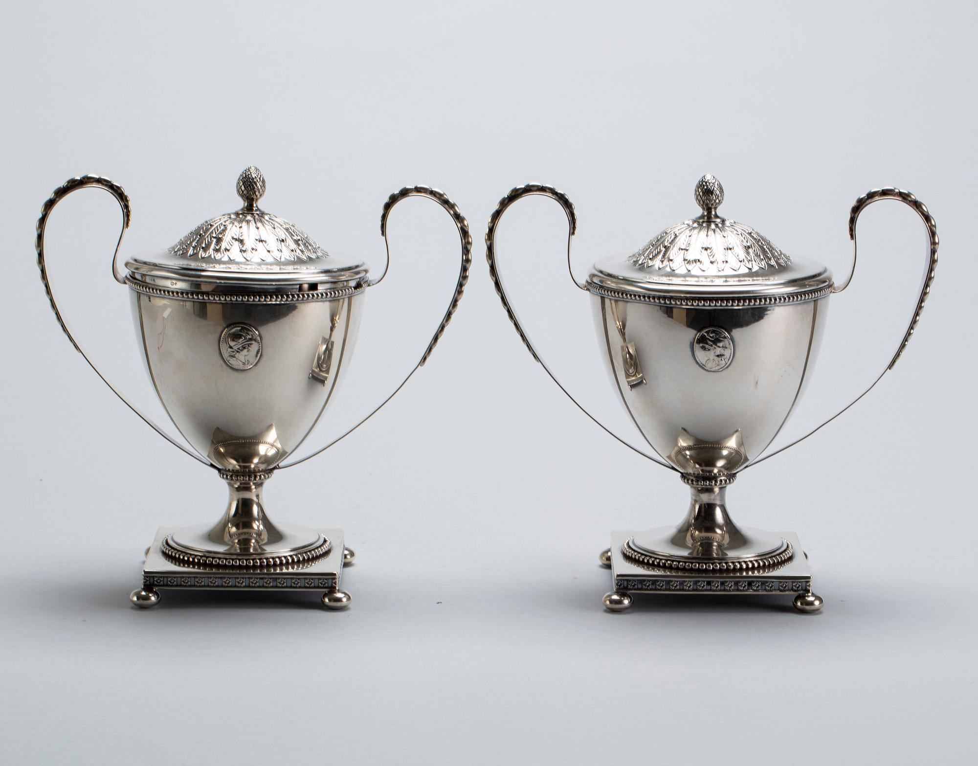 SOCKERSKÅLAR på fot, nysilver, ett par, Gustaviansk stil, 1900-tal.