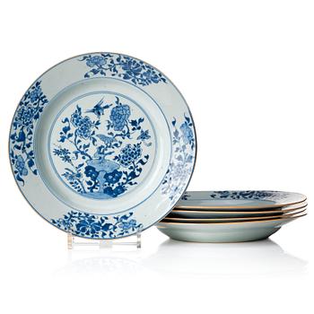 A set of five blue and white plates, Qing dynasty, Qianlong (1736-95).