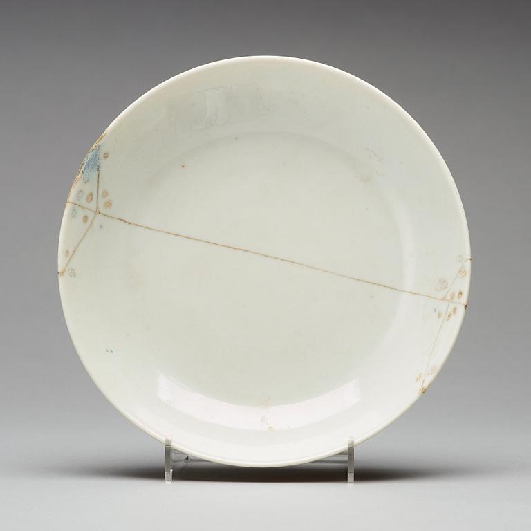 A yellow glazed dish with green five clawed dragons, Qing dynasty, Jiaqings seal mark in underglaze blue (1644-1912).