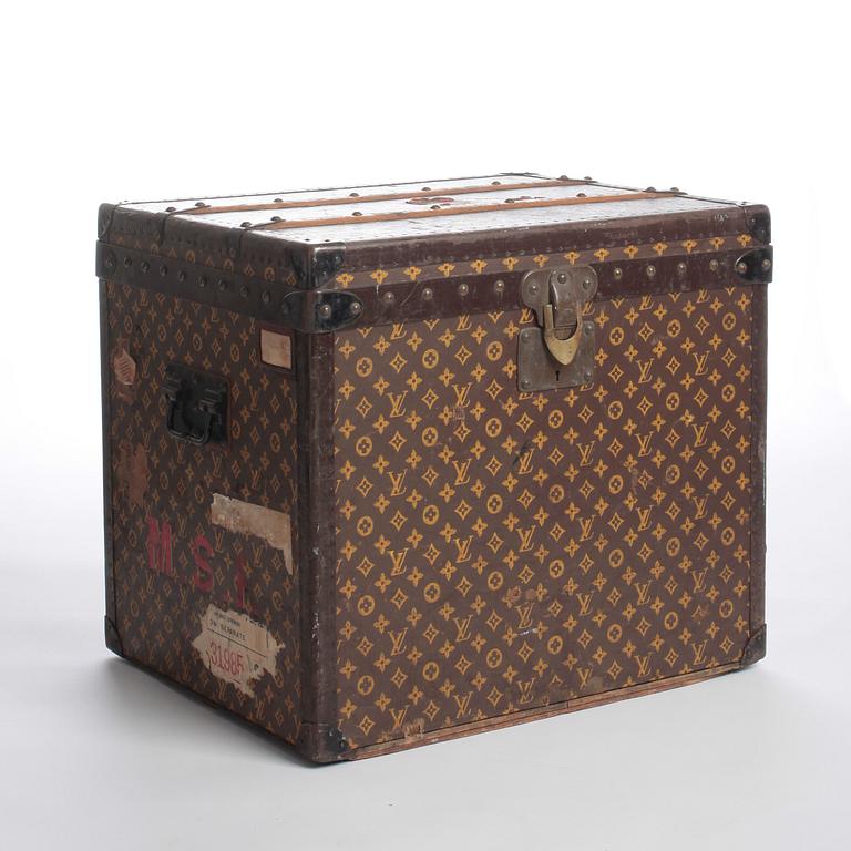 LOUIS VUITTON, a Monogram canvas trunk, early 20th century.