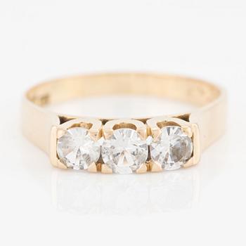 Ring in 18K gold with white stones.