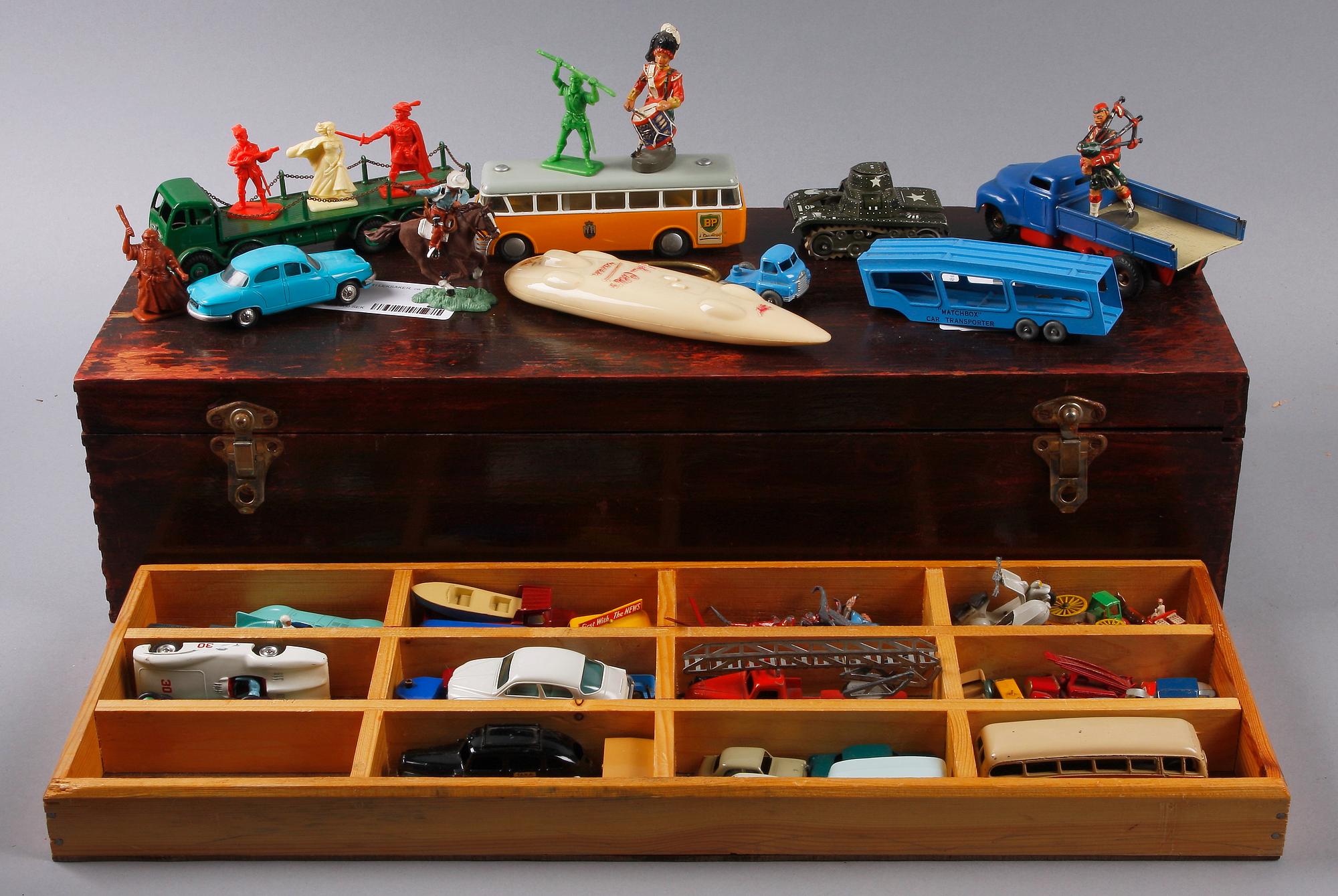 PARTI LEKSAKSBILAR och MINIATYRFIGURER, ca 48 st. 1900-tal.