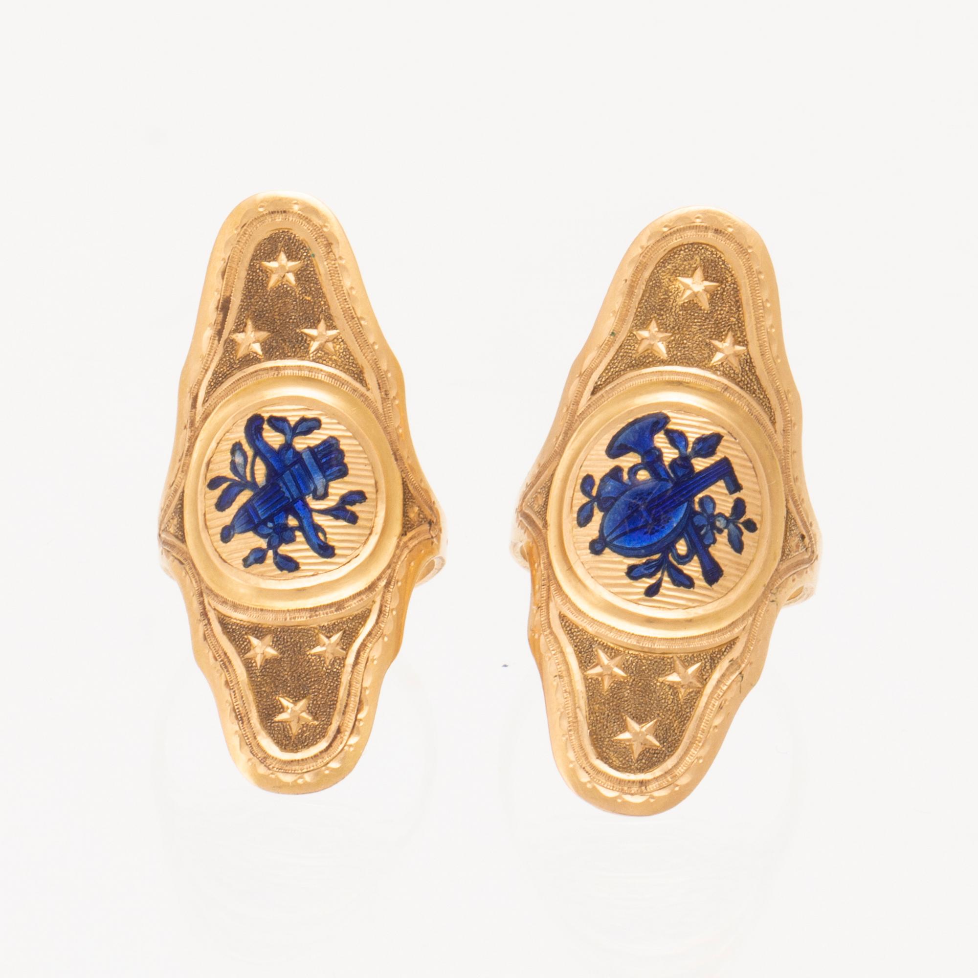 Sewing accessories in box, gold, possibly from the 18th century.