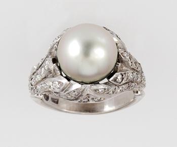 696. RING, briljantslipade diamanter, tot. ca 0.60 ct, med odlad Tahitipärla, ca 11 mm.