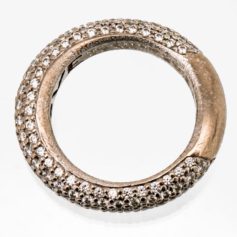 Ole Lynggaard ring 18K vitguld med 159 briljanter 1,75 ct totalt TW VS, "Love Collection", original etui.