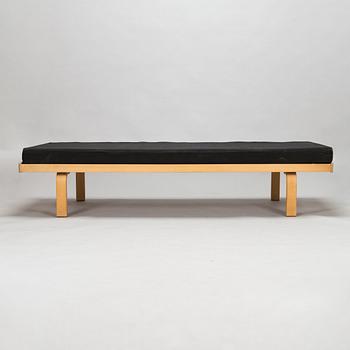 Alvar Aalto, a '710' daybed for Artek.