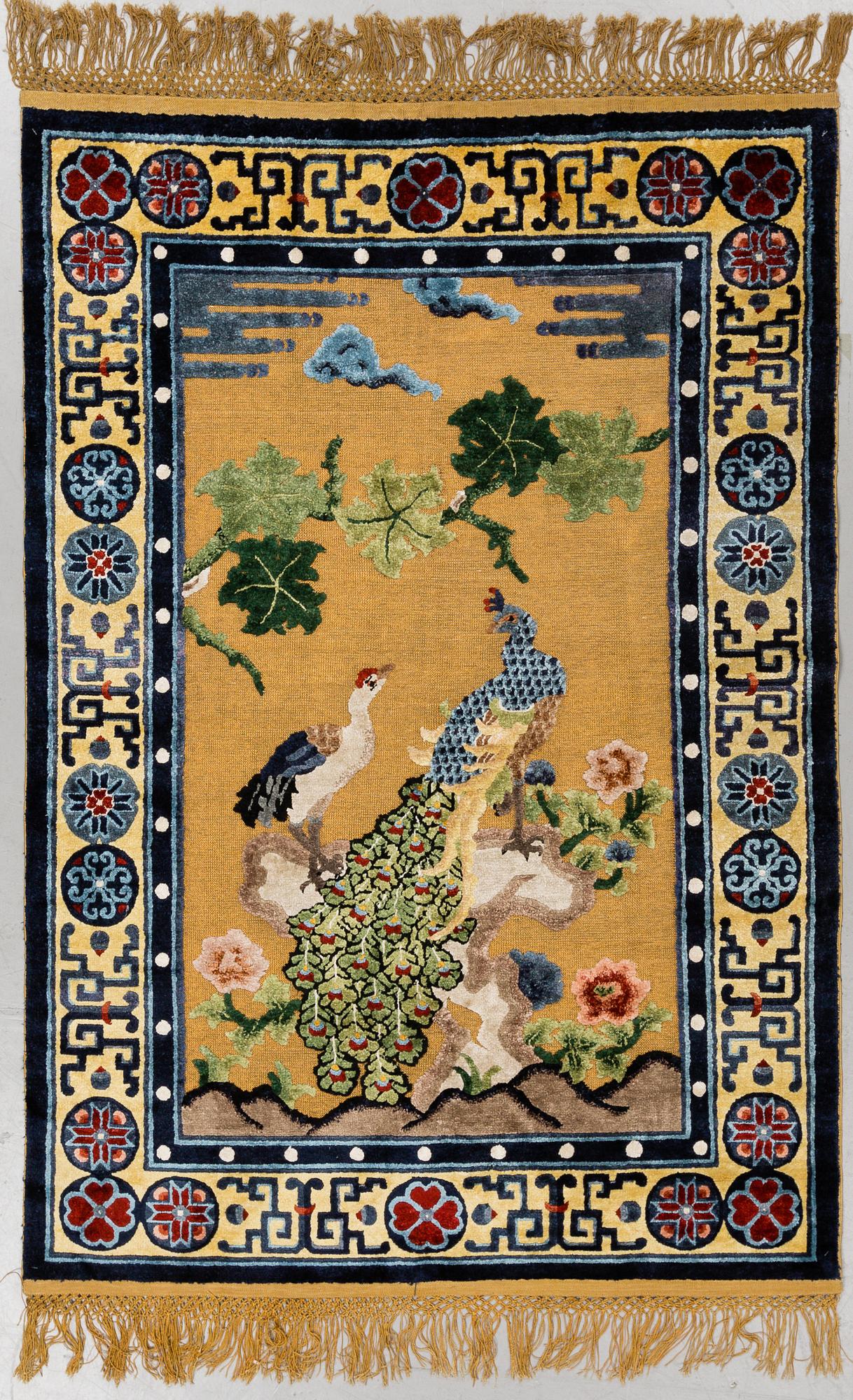 MATTO,  a semi-antique/an old silk China figural relief, ca 176-177 x 121,5-125,5 cm.