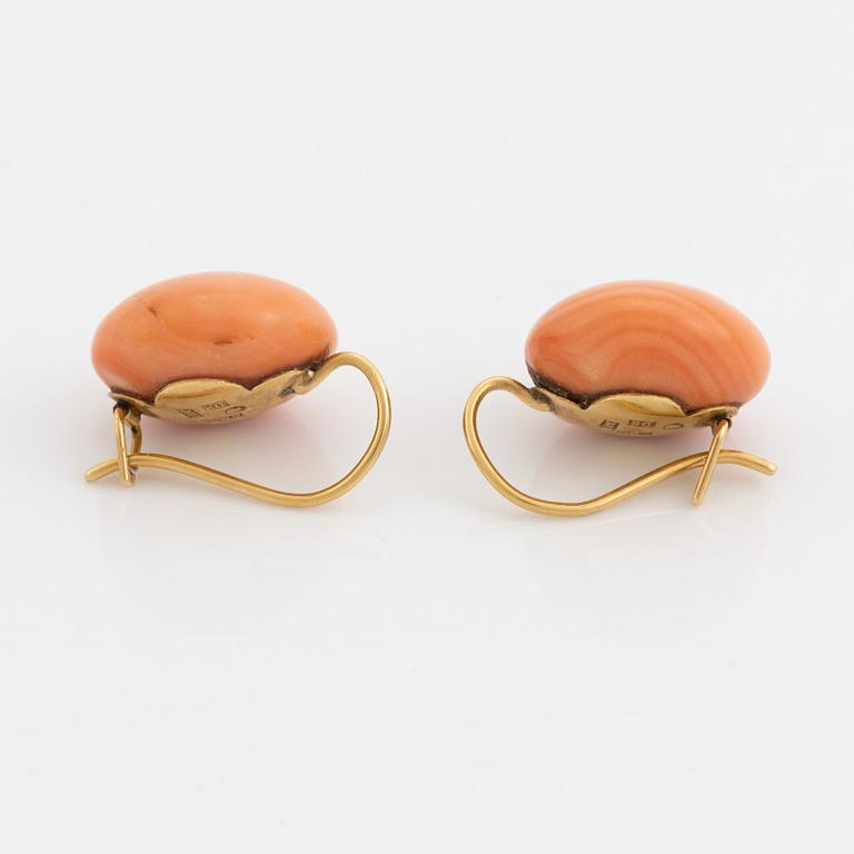 18K gold and coral button earrings.