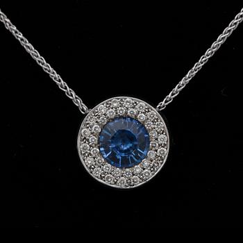 18. A sapphire pendant, app. 2 cts with brilliant cut diamonds tot. app. 0.60 ct.