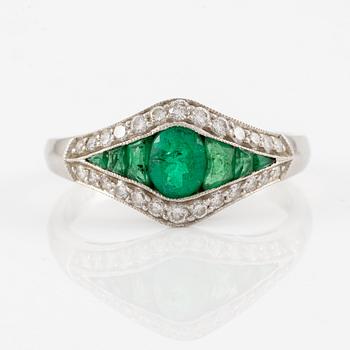 Ring, platinum with emerald and brilliant-cut diamonds.