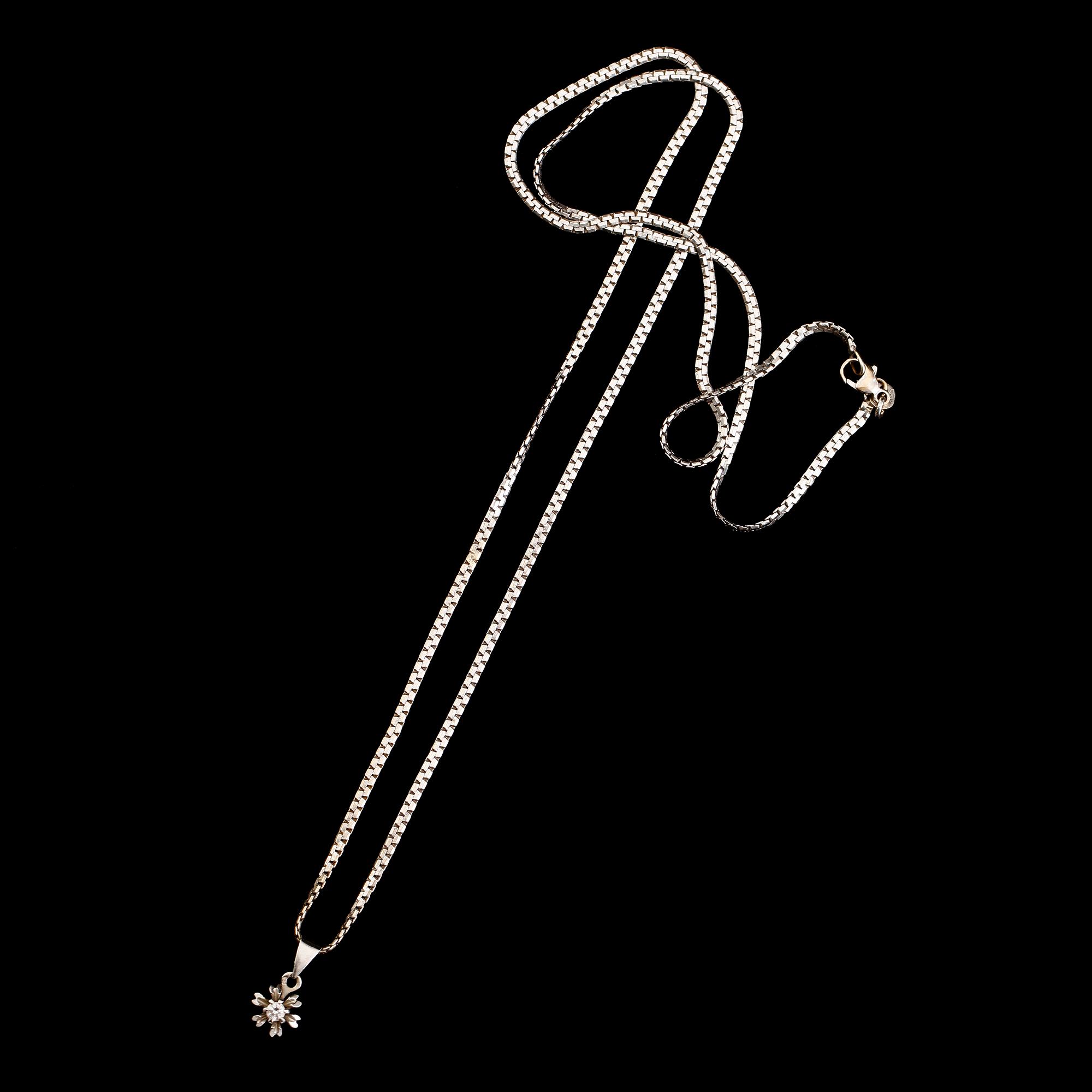 HÄNGE MED KEDJA, 18 k vitguld, briljantslipad diamant. Total vikt 11 g.