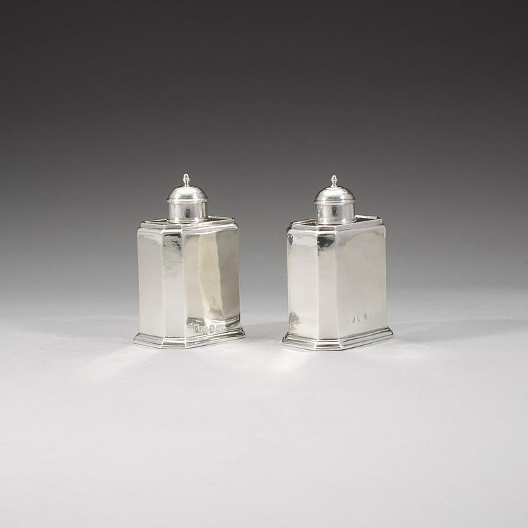 A pair of English 18th century silver tea caddies, Thomas Parr, London 1719.