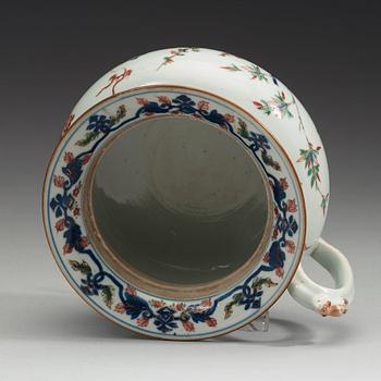 A porcelain chamber pot and cover, Qing dynasty, early 18th Century.