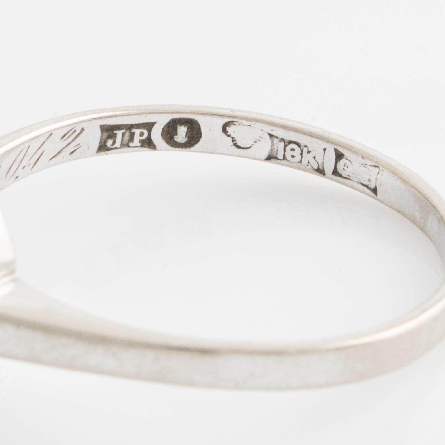 Ring, vitguld med smaragd och briljantslipade diamanter.