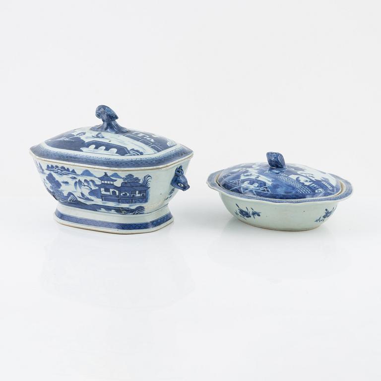Two blue and white porcelain tureens, Qing Dynasty, Jiaqing (1796-1820).