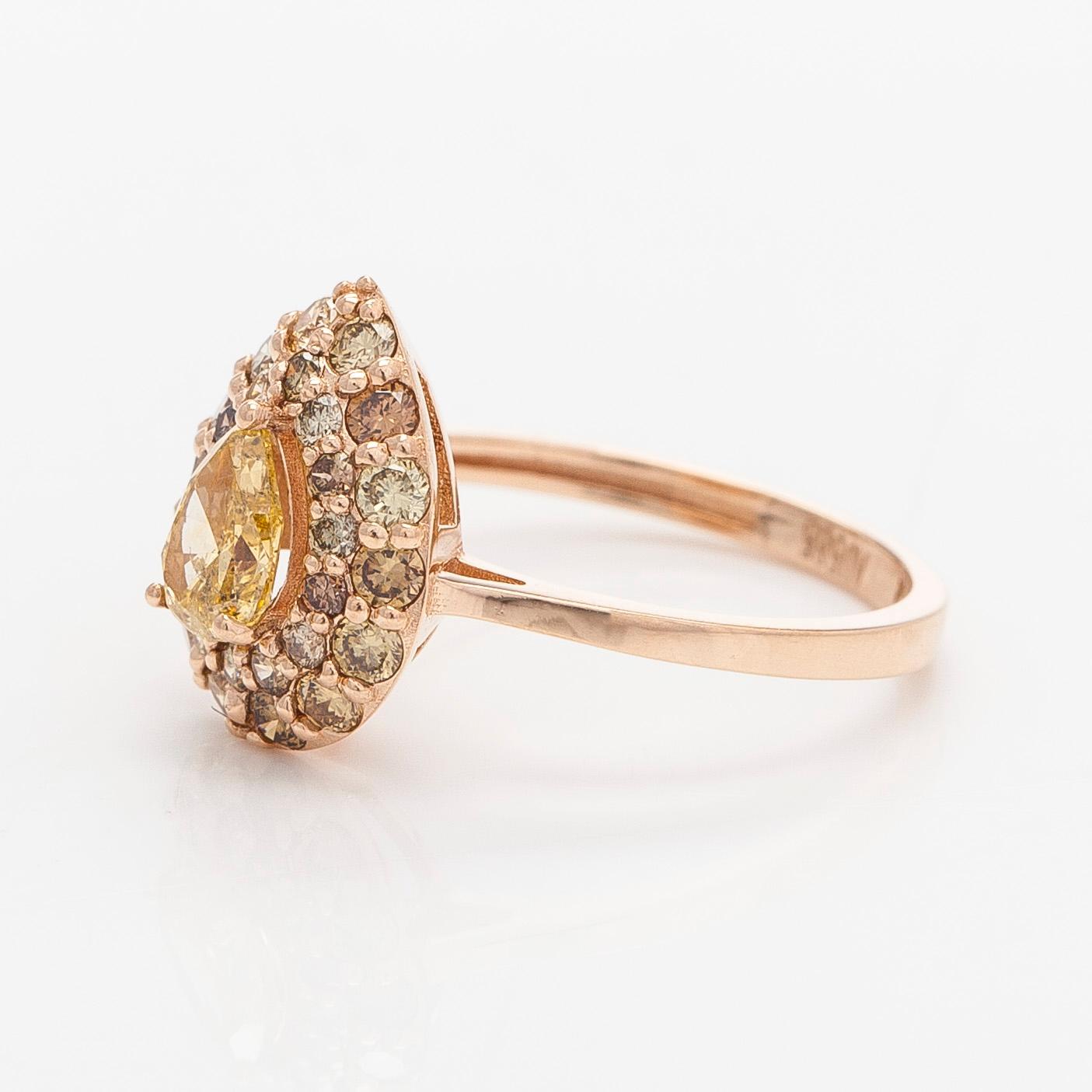 A 14K rose gold ring, with a pear- and brilliant-cut diamonds total ca 1.25 ct.