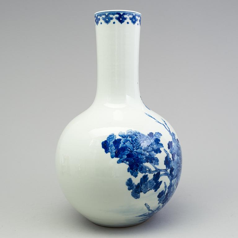 A Chinese porcelain blue and white vase, 20th century.
