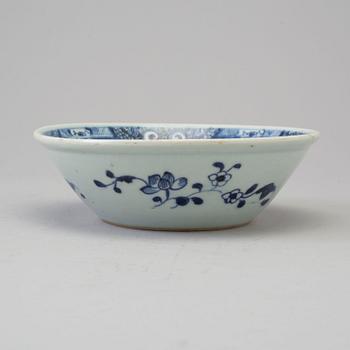 A blue and white export porcelain bowl, Qing dynasty, Qianlong (1736-95).