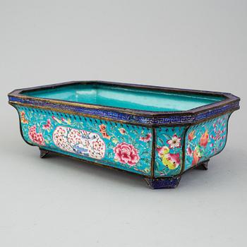 A chinese pot, three bowls and box with cover, cloisonné, 20th century.