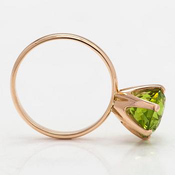 Sormus, 14K kultaa, modifioitu briljanttihiottu peridotti, Suomi 2008.